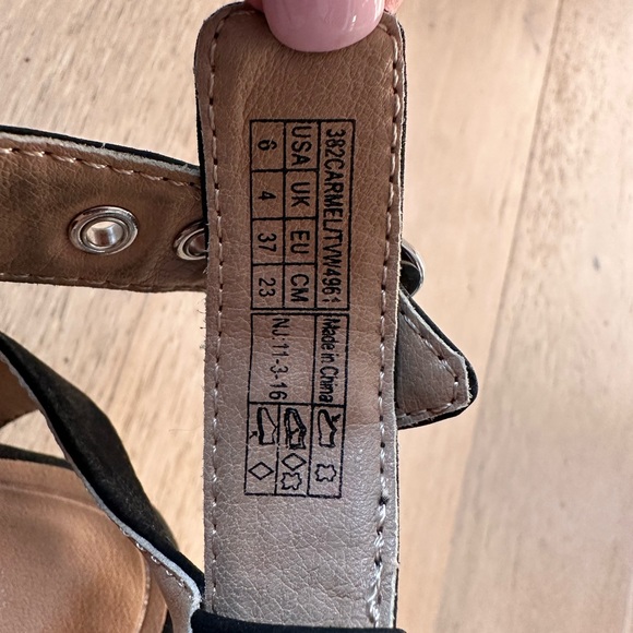 Vionic, two strap, buckle, block heel sandals, size 6. Black - Picture 5 of 7